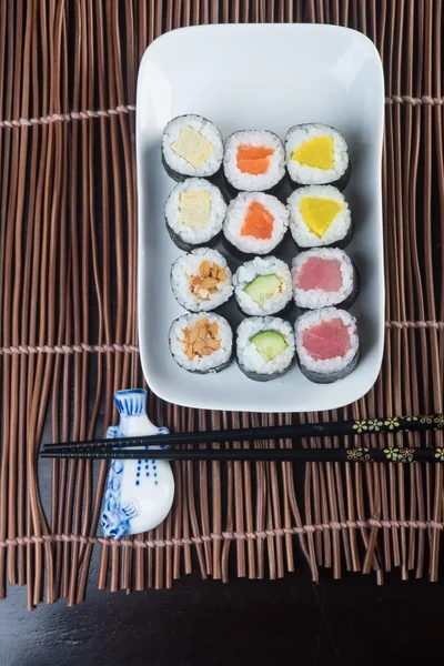 Cozinha japonesa. sushi em segundo plano — Fotografia de Stock