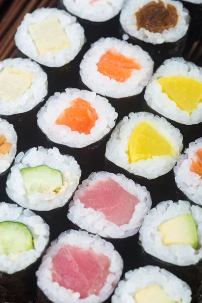 Cocina japonesa. sushi en el fondo —  Fotos de Stock