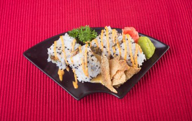 Japon mutfağı. Arka planda suşi var.