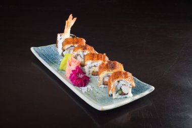 Japon mutfağı. Arka planda suşi var.