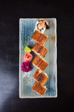 Japon mutfağı. Arka planda suşi var.