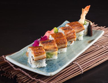 Japon mutfağı. Arka planda suşi var.