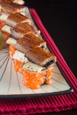 Japon mutfağı. Arka planda suşi var.