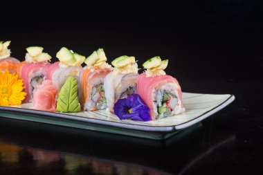 Japon mutfağı. Arka planda suşi var.