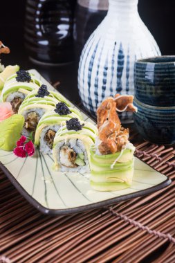 Japon mutfağı. Arka planda suşi var.