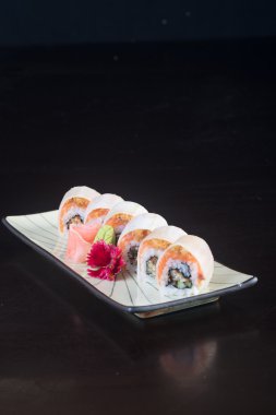 Japon mutfağı. Arka planda suşi var.