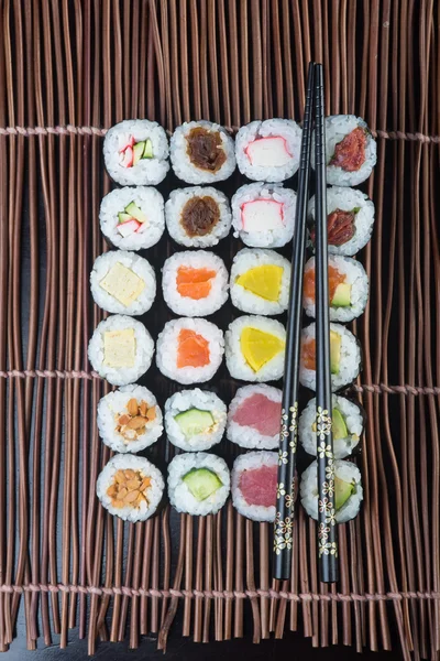 Cocina japonesa. sushi en el fondo —  Fotos de Stock