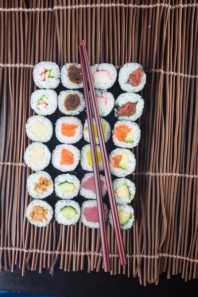 Japán konyha. sushi a háttérben — Stock Fotó