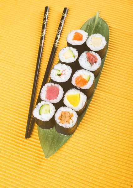 Cozinha japonesa. sushi em segundo plano — Fotografia de Stock