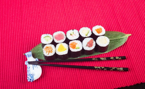 Cocina japonesa. sushi en el fondo — Foto de Stock