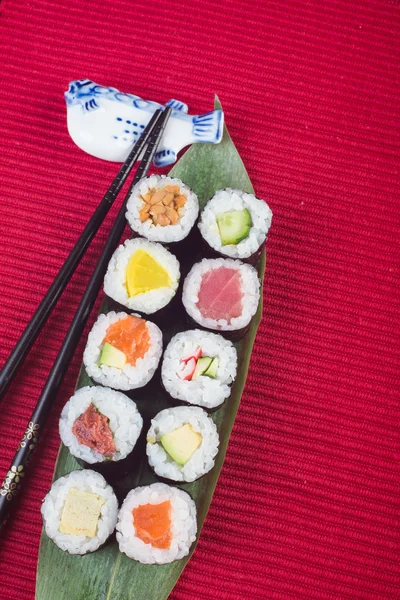 Cocina japonesa. sushi en el fondo —  Fotos de Stock