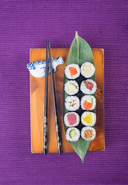 Cocina japonesa. sushi en el fondo —  Fotos de Stock