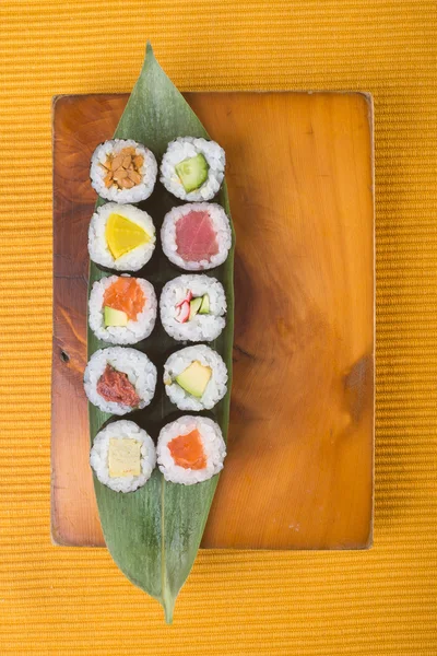 Cocina japonesa. sushi en el fondo —  Fotos de Stock