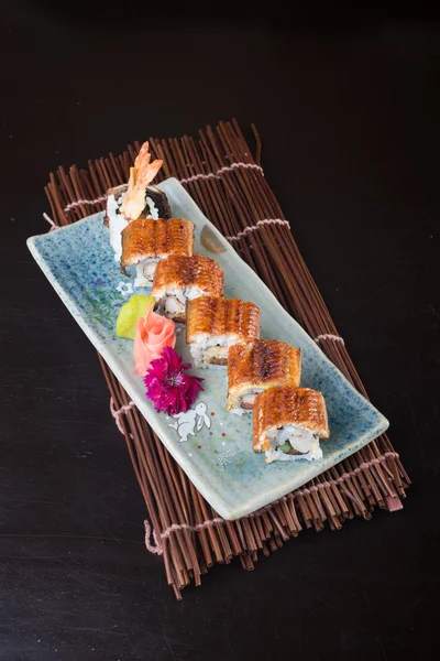 Bucătărie japoneză. sushi pe fundal — Fotografie, imagine de stoc