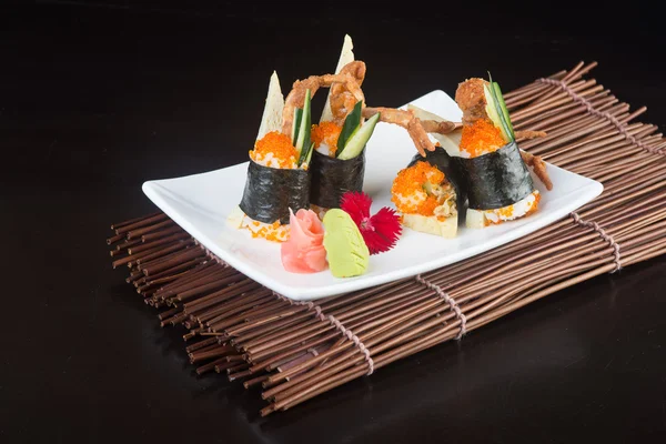 Bucătărie japoneză. sushi pe fundal — Fotografie, imagine de stoc