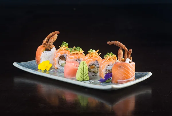 Cocina japonesa. sushi en el fondo —  Fotos de Stock