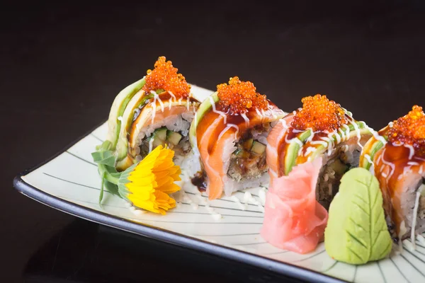 Cucina giapponese. sushi sullo sfondo — Foto Stock