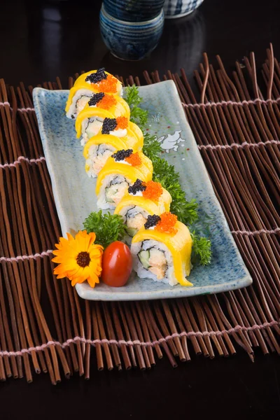 Cucina giapponese. sushi sullo sfondo — Foto Stock