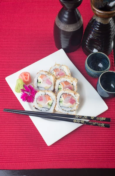 Cozinha japonesa. sushi em segundo plano — Fotografia de Stock