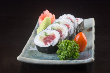 Japon mutfağı. Arka planda suşi var.