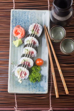 Japon mutfağı. Arka planda suşi var.