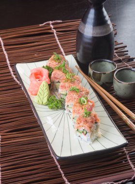 Japon mutfağı. Arka planda suşi var.