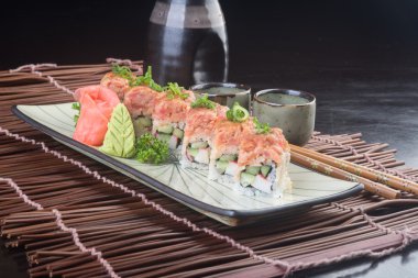 Japon mutfağı. Arka planda suşi var.