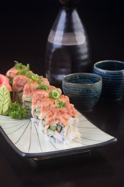 Japon mutfağı. Arka planda suşi var.