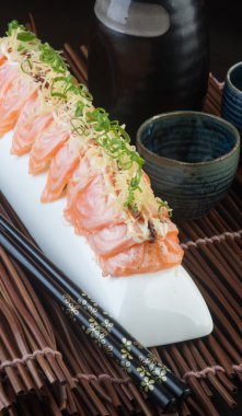 Japon mutfağı. sashimi arka planda