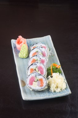 Japon mutfağı. Arka planda suşi var.