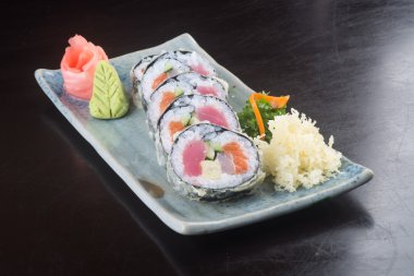 Japon mutfağı. Arka planda suşi var.