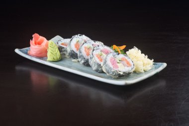 Japon mutfağı. Arka planda suşi var.