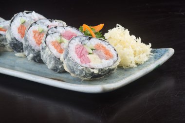 Japon mutfağı. Arka planda suşi var.