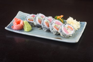 Japon mutfağı. Arka planda suşi var.