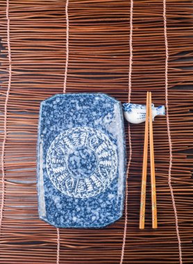 yemek çubukları. arka planda iki chopssticks