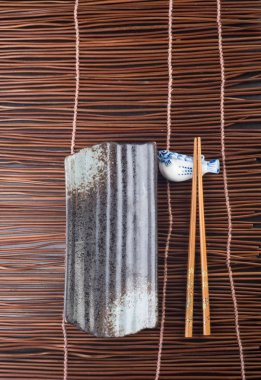 yemek çubukları. arka planda iki chopssticks