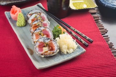 Japon mutfağı. Arka planda suşi var.