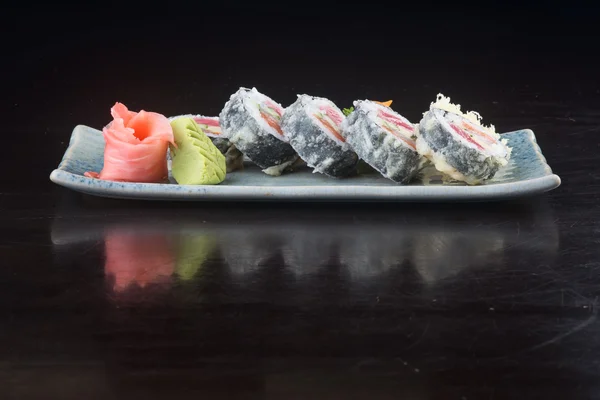 Bucătărie japoneză. sushi pe fundal — Fotografie, imagine de stoc