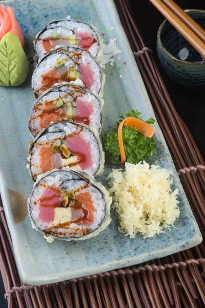 Japansk mat. sushi på bakgrunden — Stockfoto