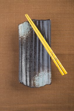 yemek çubukları. arka planda iki chopssticks