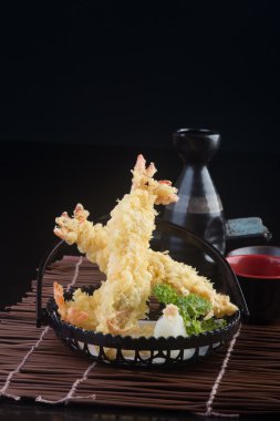Japon mutfağı. arka planda tempura karides