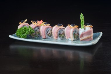 Japon mutfağı. Arka planda suşi var.