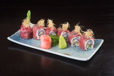 Japon mutfağı. Arka planda suşi var.