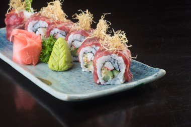 Japon mutfağı. Arka planda suşi var.