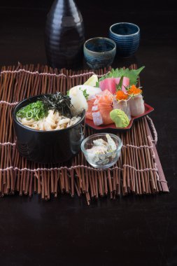 Japon mutfağı. sashimi arka planda