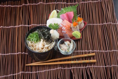 Japon mutfağı. sashimi arka planda