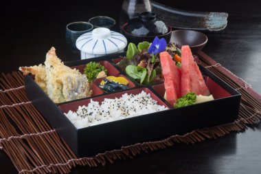 Japon mutfağı. Öğle Yemeği kutu set arka planda