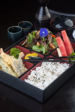 Japon mutfağı. Öğle Yemeği kutu set arka planda