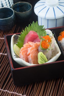 Japon mutfağı. sashimi arka planda