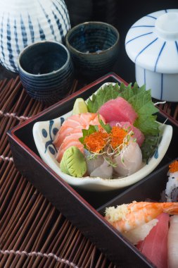 Japon mutfağı. Arka planda suşi var.